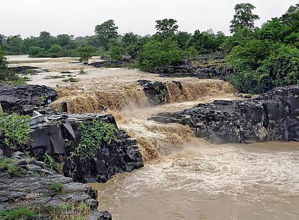 The-Pochera-waterfall-in-Adilabad-district